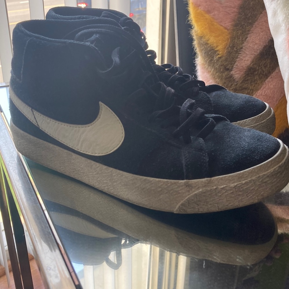 Nike shoes used for weightlifting.